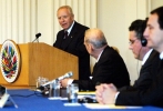 Il Presidente della Repubblica Carlo Azeglio Ciampi durante il suo intervento sul tema "Americhe e Europa" nella sede dell'Organizzazione degli Stati Americani.