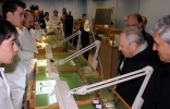 Il Presidente Ciampi durante la visita alle aule della Scuola del Centro di Arte Orafa "Il Tari".