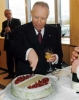 Il Presidente Ciampi ha festeggiato il suo Compleanno tra i giovani del Casertano. Nella foto il Presidente taglia la tradizionale torta nella sala di rappresentanza de "Il Tari".