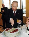 Il Presidente Ciampi ha festeggiato il suo Compleanno tra i giovani del Casertano. Nella foto il Presidente taglia la tradizionale torta nella sala di rappresentanza de "Il Tari".