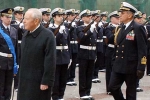 Il Presidente Ciampi, accompagnato dal Consigliere Militare Sergio Biraghi, riceve gli onori al suo arrivo in città.
