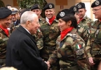 Il Presidente Ciampi tra i militari della Brigata Sassari alla Caserma "La Marmora".