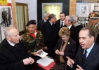 Il Presidente Ciampi con la moglie Franca, i Ministri Pisanu e Martino, il comandante della Brigata Sassari Stano, durante la visita alla Caserma "La Marmora".