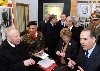 Il Presidente Ciampi con la moglie Franca, i Ministri Pisanu e Martino, il comandante della Brigata Sassari Stano, durante la visita alla Caserma "La Marmora".