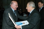 Il Presidente Ciampi consegna il Collare d'oro al Merito Sportivo a Fiorenzo Magni, vecchia gloria del ciclismo italiano, nel corso dell'incontro  con gli atleti italiani vincitori, nel 2003, di medaglie d'oro nelle diverse discipline sportive.