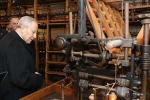 Il Presidente Ciampi durante la visita Museo dell'Istituto Tecnico Industriale del Setificio "Paolo Carcano".