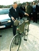 Il Presidente Ciampi osserva una bicicletta della Guerra Mondiale, durante la sua visita, ai &quot;Luoghi della Memoria di  Moriago della Battaglia