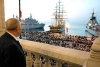 Il Presidente Ciampi osserva le navi  Audace,  Vespucci e San Giusto, dalla terrazza della Prefettura