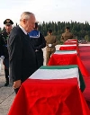 Il Presidente Ciampi al Sacrario, in raccoglimento davanti alle Urne contenenti i resti di 25 Caduti.