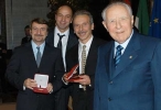 Il Presidente Ciampi consegna il Premio &quot;Vittorio De Sica&quot; agli attori Aldo Giovanni e Giacomo, (da sinistra nella foto) Giacomino Poretti, Capaldo Baglio e Giovanni Proietti.