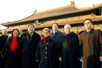 Il Presidente Ciampi con la moglie Franca, alla Città Proibita. A sinistra nella foto il Ministro dei Beni e le Attività Culturali Giuliano Urbani.
