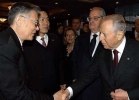 Il Presidente Ciampi accolto da Zhou Guangjzhao, Vice Presidente dell'Assemblea Cinese, all'arrivo al "China World Hotel" per il concerto della China Philarmonic Orchestra, organizzato dalla "Fondazione Italia-Cina".