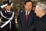 Il Presidente Ciampi con  il Sindaco della Municipalità di Tianjin, Dai Xianglong, alla Residenza dell'Ambasciatore d'Italia, in occasione della visita alla mostra "Sulla via di Tianjin:1000 anni di relazioni tra talia e Cina".