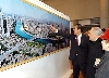 Il Presidente Ciampi con la moglie Franca durante la visita alla mostra "Sulla via di Tianjin:1000 anni di relazioni tra Italia e Cina", accompagnati dal Sindaco della città cinese,Dai Xianglong, all'Istituto Italiano di Cultura.