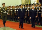 Il Presidente Ciampi con il Presidente della Repubblica Popolare Cinese, Hu Jintao, durante la cerimonia di accoglienza al Palazzo dell'Assemblea del Popolo.
