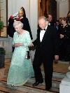 Il Presidente Ciampi con S.M. la Regina Elisabetta II al termine del ricevimento di restituzione, all'Ambasciata d'Italia.