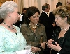 La Signora Franca Pilla Ciampi con S.M. la Regina Elisabetta II (al centro l'interprete), all'Ambasciata d'Italia, durante il ricevimento di restituzione.