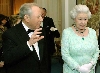 Il Presidente Ciampi con S.M. la Regina Elisabetta II, all'Ambasciata d'Italia durante il ricevimento di restituzione.