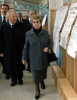 Il Presidente Ciampi con la moglie Franca all'arrivo al seggio elettorale.