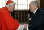Il Presidente Ciampi e S.Em.za Rev.ma il Cardinale Joseph Ratzinger in un recentissimo incontro. Il nuovo Papa eletto dopo quattro scrutini, il 19 aprile 2005, ha scelto il nome di Benedetto XVI.