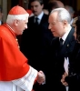 Il Presidente Ciampi, con a fianco la moglie Franca, e S.Em.za Rev.ma il Cardinale Joseph Ratzinger in un recentissimo incontro. Il nuovo Papa eletto dopo quattro scrutini, il 19 aprile 2005, ha scelto il nome di Benedetto XVI.