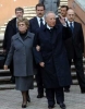 Il Presidente Ciampi in compagnia della moglie Franca all'uscita dal seggio elettorale del suo quartiere dopo aver votato.