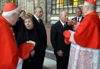 Il Presidente Ciampi con la moglie Franca ed il Segretario Generale del Quirinale Gaetano Gifuni accolti dai Cardinali Raztinger e Sodano.