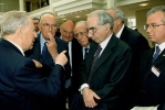Una pausa dei lavori del convegno "Quale Europa vogliamo". Nella foto il Presidente Ciampi si intrattiene con Giorgio Napolitano, Rainer Masera, Antonio Maccanico, Giuliano Amato e Paolo Peluffo