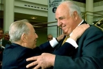Il cordiale incontro del Presidente della Repubblica Carlo Azeglio Ciampi con l'ex Cancelliere Federale della Repubblica di Germania, Helmut Kohl, al convegno "Quale Europa vogliamo"