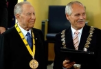 Il Presidente Ciampi con il Sindaco della città Jurged Linden, subito dopo aver ricevuto il Premio Carlo Magno.