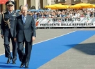 Il Presidente Ciampi, accompagnato dal Consigliere Militare Giovanni Mocci al suo arrivo in Piazza Martiri della Libertà, passa in rassegna un reparto schierato.