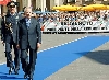 Il Presidente Ciampi, accompagnato dal Consigliere Militare Giovanni Mocci al suo arrivo in Piazza Martiri della Libertà, passa in rassegna un reparto schierato.