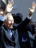 Il Presidente Ciampi, stamane in Piazza dei Martiri della Libertà, rispnde al saluto dei cittadini abruzzesi.