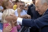 Il Presidente Ciampi durante l'incontro con la gente al suo arrivo in città