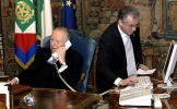 Il Presidente Ciampi, assistito dal Consigliere per l'informazione Paolo Peluffo, risponde alle telefonate subito dopo la lettura del messaggio di fine anno.