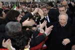 Il Presidente Ciampi, tra la gente, al termine dell'incontro con le Autorità alla Camera di Commercio