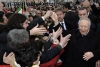 Il Presidente Ciampi, tra la gente, al termine dell'incontro con le Autorità alla Camera di Commercio