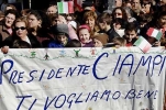 L'attesa dei giovani scolari per l'arrivo in città del Presidente della Repubblica Carlo Azeglio Ciampi e della moglie Franca