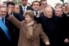 Il Presidente Ciampi in compagnia della moglie Franca, risponde al saluto dei cittadini all'arrivo alla Camera di Commercio