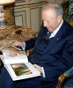 Il Presidente Ciampi osserva il libro di fotografie del 2005 realizzato dall' Agenzia ANSA
