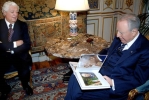 Il Presidente Ciampi con Boris Biancheri, Presidente dell'ANSA mentre osserva il libro di fotografie del 2005 realizzato dall'Agenzia ANSA