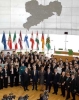 Foto dei Capi di Stato firmatari dell'articolo &quot;Uniti per l'Europa&quot; con gli studenti nella sede del Parlamento dello Stato Libero di Sassonia, in occasione dell'incontro.