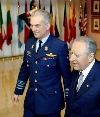 Il Presidente Ciampi, accompagnato dal Comandante del NATO Defense College, Marc Vankeirsbilck, durante la celebrazione dei 40 anni dell'insediamento a Roma.