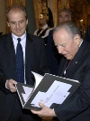 Il Presidente Ciampi riceve una raccolta fotografica dal Presidente dell'Associazione Nazionale Costruttori Edili, in occasione dell'incontro per il 60&#176; anniversario di fondazione dell'ANCE.