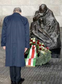 Il Presidente Ciampi in raccoglimento davanti al Memoriale alle vittime della guerra e della tirannia