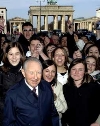 Il Presidente Ciampi salutato da un gruppo di ragazzi italiani all'uscita dall'albergo. Sullo sfondo la Porta di Brandeburgo