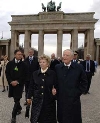Il Presidente Ciampi con la moglie Franca durante la breve passeggiata nei pressi della Porta di Brandeburgo