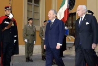 Il Presidente Ciampi con Fr&#224; Andrew Bertie, Sovrano Militare dell'Ordine di Malta, all'arrivo a Palazzo Magistrale.
