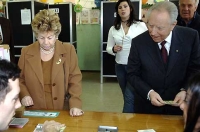 Il Presidente Ciampi con la  moglie Franca al seggio elettorale durante le operazioni di voto.