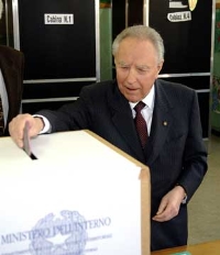 Il Presidente Ciampi mentre vota nel suo seggio elettorale.